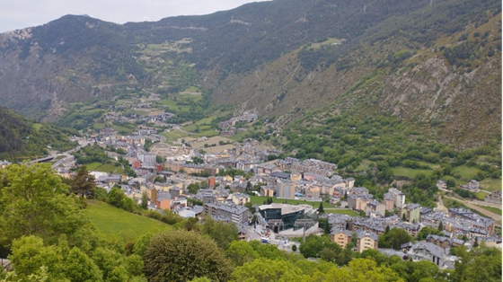 Vue depuis le versant opposé de l'ensemble du glissement de terrain de Vila-Beixalís, depuis le col jusqu'aux environs du village d'Encamp. / Vista des de la ladera opuesta de todo el deslizamiento de Vila-Beixalís, desde la collada hasta las immediaciones de la población de Encamp. 
